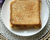 Foto langkah ke 6 dari resep Cheesy Egg-Sausage-Smoked Beef Toastie.