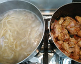 Foto del paso 3 de la receta: Fideos al huevo con alitas de pollo en salsa de tomate