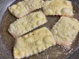 Chiacchiere di carnevale servite con ricotta