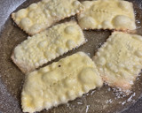 Foto del passaggio 2 della ricetta Chiacchiere di carnevale servite con ricotta