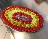 Une image de l'étape 8 de Salade de concombre, courgette râpée, oignon rouge, tomates cerises et burrata au persil.