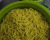 Foto langkah ke 7 dari resep Mie kuning.
