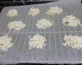 Foto del paso 4 de la receta: Canapés crujientes de queso parmesano con hummus y chutney de cebolla caramelizada