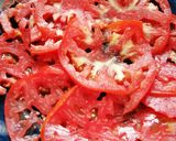 Foto del paso 3 de la receta Carpaccio de tomate con tartar de salami