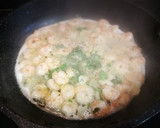Foto del paso 2 de la receta: Colas de gambas en salsa blanca al tomillo limonero