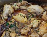 Csirkepörkölt pirított gombával recept fázis 6 fotója