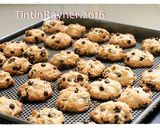 A picture of step 6 of Simple Crunchy Vanilla Chocochip Cookies.