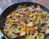 Foto del paso 4 de la receta: Salteado de vegetales y manzana🍎🧅🥯