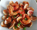 Foto del paso 7 de la receta: Almejas y langostinos con guisantes en salsa picante