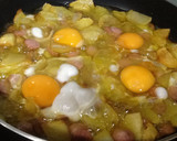 Foto del paso 10 de la receta: Sartén de patatas, huevos y salchichas con queso mozarella