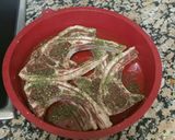 Foto del paso 1 de la receta Costillas de cordero maceradas y patatas al micro con poco de alioli