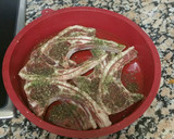 Foto del paso 1 de la receta: Costillas de cordero maceradas y patatas al micro con poco de alioli