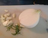 Foto del paso 4 de la receta: Pollo con ajo, cebolla y romero. ॐ