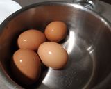 Foto del paso 1 de la receta: Huevos rellenos de bonito y aguacate al wasabi