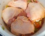 Kakukkfüves gombás csirke felső comb tarhonyával recept fázis 2 fotója