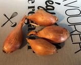 Une image de l'étape 1 de Côtes de porc aux olives bicolores et échalotes.