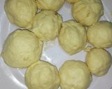Foto langkah ke 4 dari resep Adonan dasar Roti tanpa Ulen dengan minyak Goreng.