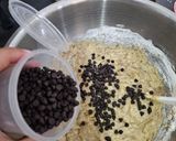 Foto langkah ke 4 dari resep Choco Chips Banana Cake.