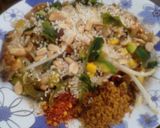 Foto del paso 13 de la receta: Wok de vegetales, fideos de arroz, pollo y tofu macerados (con magia al emplatar)