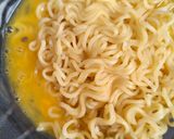 Foto langkah ke 3 dari resep Omelette mie.