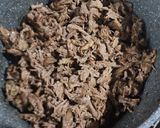 Foto del paso 7 de la receta: Roast beef desmechado con panceta y cebolla caramelizada, en pan bao (pancitos al vapor)