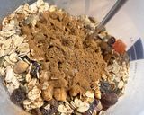 Házi granola mézzel, magvakkal és aszalt gyümölcsökkel recept fázis 2 fotója
