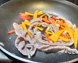 A picture of step 2 of Stir-Fried Pork Stomach with Asparagus and Sweet Peppers.