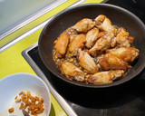 Foto del paso 3 de la receta: Alitas de pollo al ajillo con cerveza