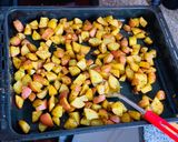 Foto del paso 1 de la receta: Papas rústicas salteadas al horno
