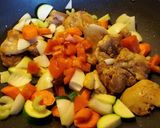 Foto del paso 5 de la receta: Pollo con verduras en salsa de soya🌺