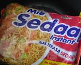 Foto langkah ke 5 dari resep Mie Sedap Kuah Rasa Ayam Bawang.