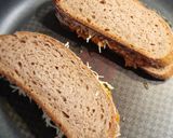 Serpenyőben sült, kolbászkrémes vegán melegszendvics 🌱 recept fázis 5 fotója