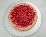Foto del passaggio 4 della ricetta Torta di compleanno alla fragola