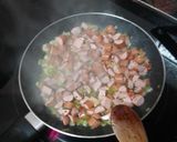 Foto del paso 1 de la receta: Pasta con salsa de salchicha y huevo duro picado
