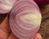 Foto del paso 2 de la receta: Ensalada primaveral de edamames, zanahoria rallada y cebolla morada 🥗 💚 🧡 💜