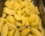 Tepsis csirkemáj, krumplival recept fázis 2 fotója