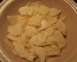 Foto del paso 1 de la receta Tortilla de patatas con cebollas, ajos y perejil