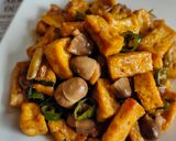 Foto langkah ke 5 dari resep Tumis Tahu Jamur.