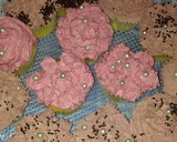 Foto del paso 6 de la receta: Cupcakes relleno de crema de vainilla cubiertos con frosting de chocolate y mousse de fresa