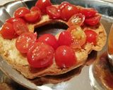 Foto del passaggio 4 della ricetta Friselle con pomodorini sott'olio