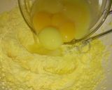 A picture of step 3 of Pineapple spong cake (pineapple shape).