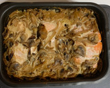 Foto del paso 6 de la receta: Salmón al horno con salsa cremosa de cebolla y champiñón