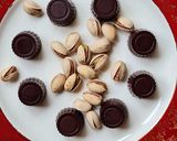 Foto del paso 4 de la receta: Bombones de chocolate casero con corazón de pistacho 💚 de la película Chocolat 📽