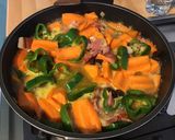 Une image de l'étape 12 de Carottes au lard, poivrons verts et raisins secs.