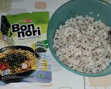 Foto langkah ke 5 dari resep Onigiri Isi Ayam Tumis.