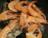 A picture of step 4 of Spaghetti frutti di mare al cartoccio.
