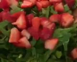 صورة لخطوة 3 من وصفة سلطة الفراولة بالسبانخ 🍓🌿