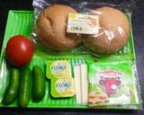 Hình bước làm 1 của món Bánh mì tròn kẹp thịt. Bữa sáng thứ 4.
