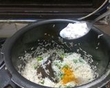 A picture of step 3 of Matar pulao.
