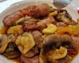 Foto del paso 5 de la receta: Salchichas salteadas con pimientos, calabacín y champiñones